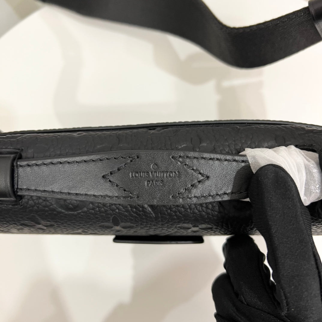 Sac de poitrine noir en relief