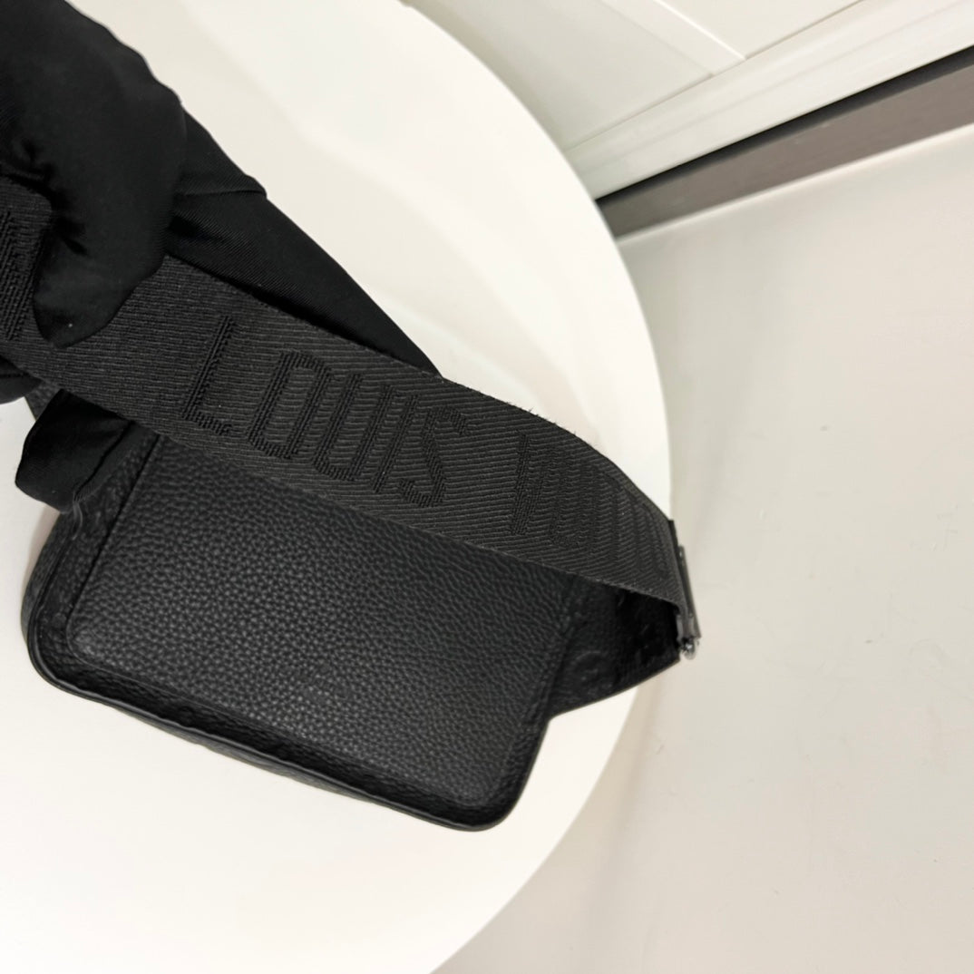 Sac de poitrine noir en relief