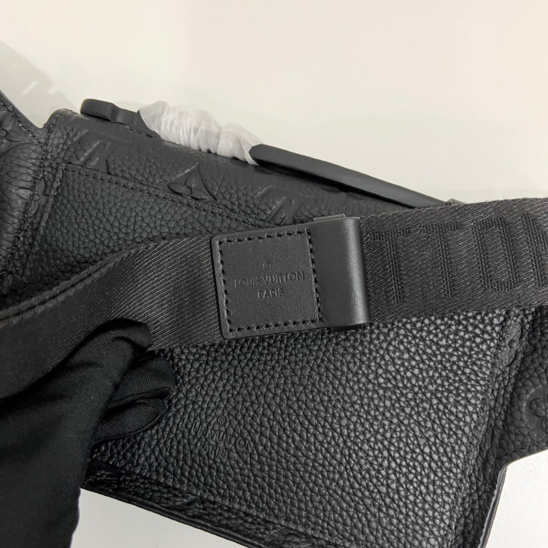 Sac de poitrine noir en relief