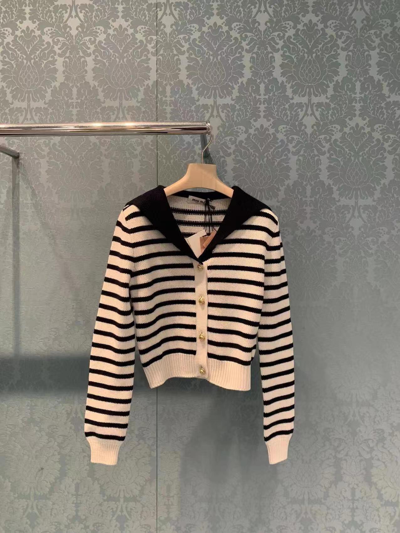 M Einreihiger, lässiger Kaschmirpullover mit Farbblockstreifen