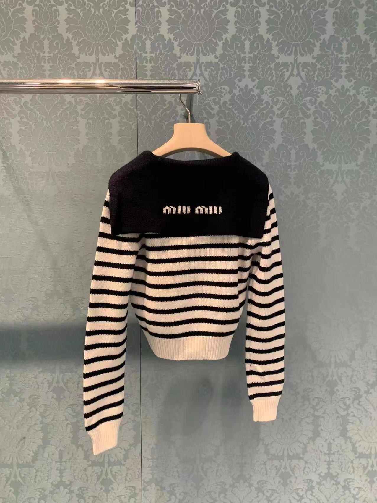 M Einreihiger, lässiger Kaschmirpullover mit Farbblockstreifen