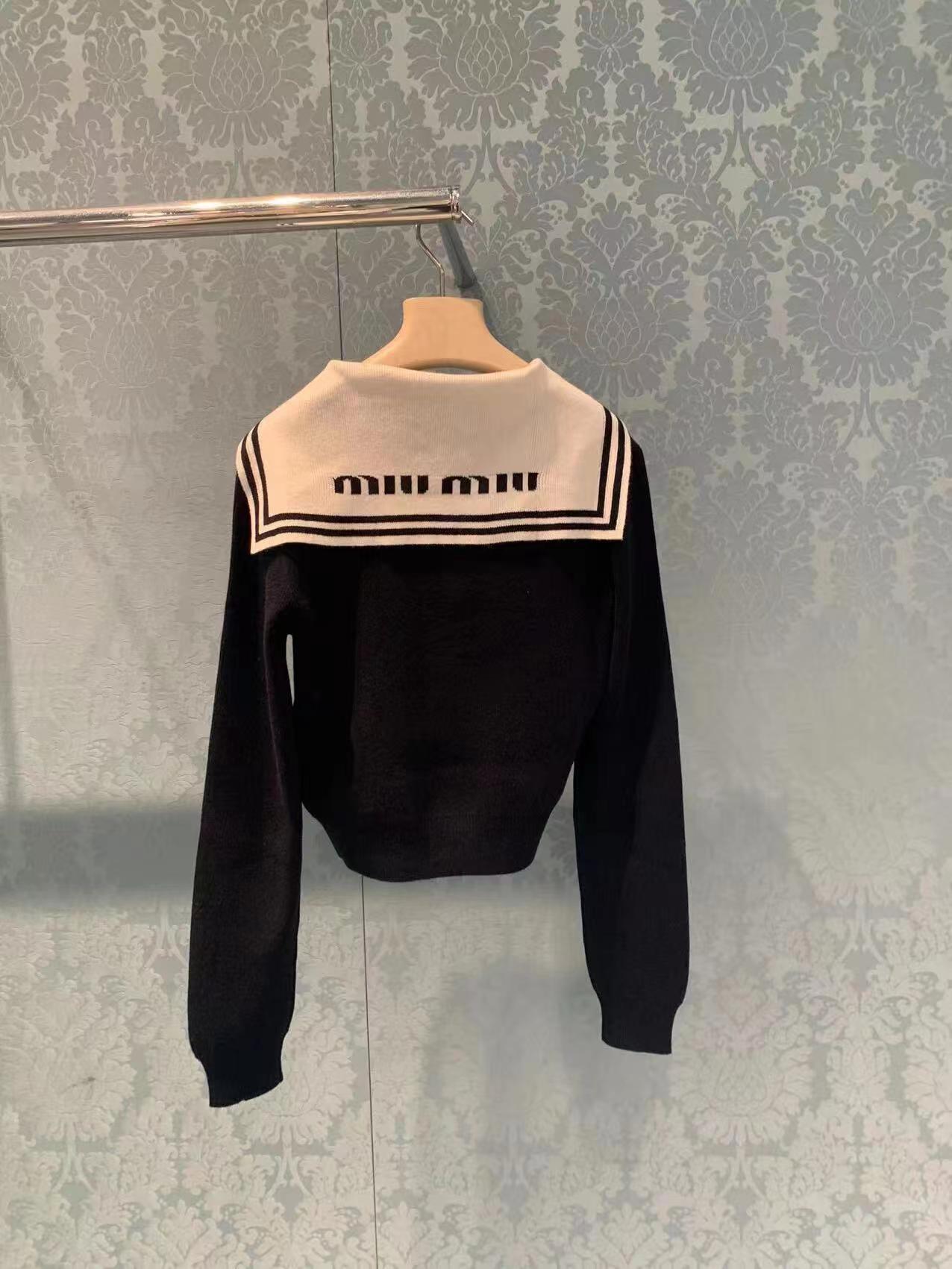 M Einreihiger, lässiger Kaschmirpullover mit Farbblockstreifen