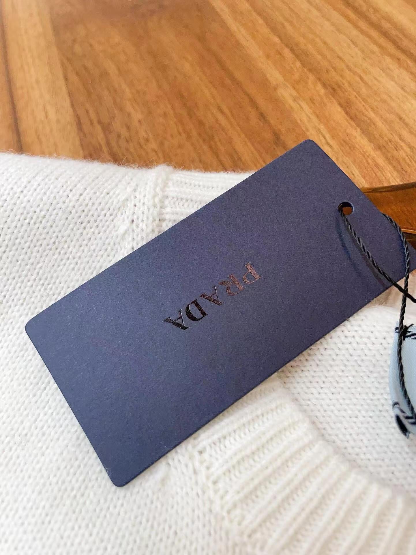 PRD neues Buchstabenlogo gehäkelt