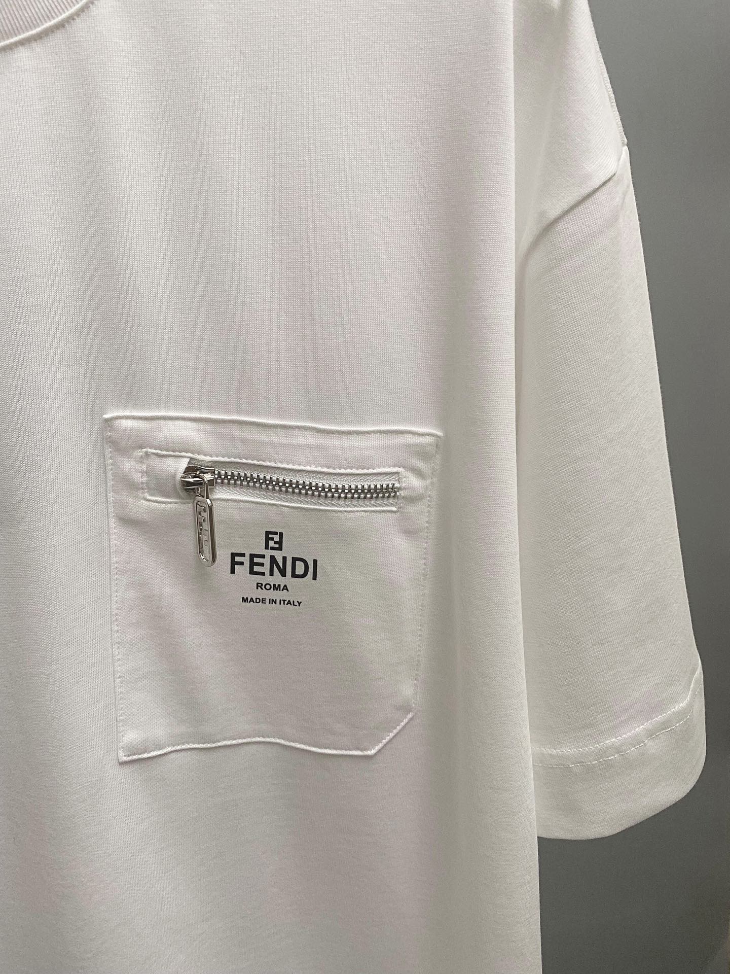 T-shirt avec poche poitrine 