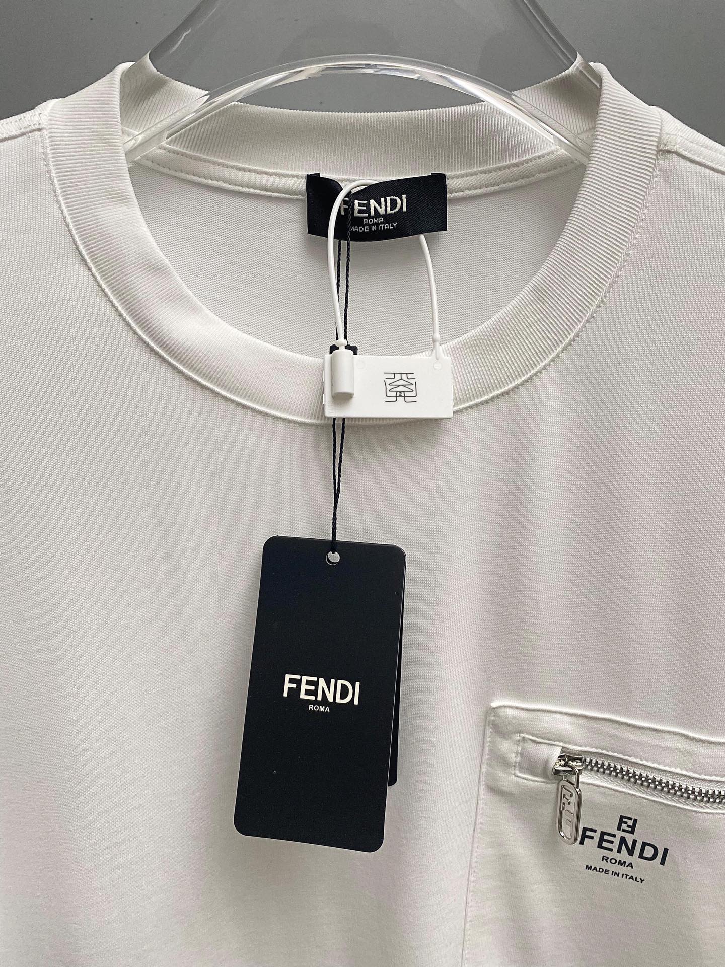 T-shirt avec poche poitrine 