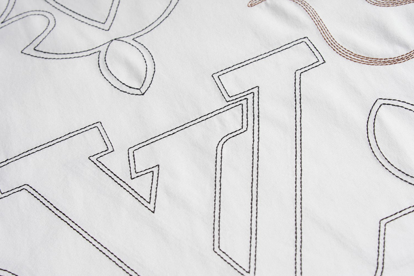 Linienbuchstabenstickerei 