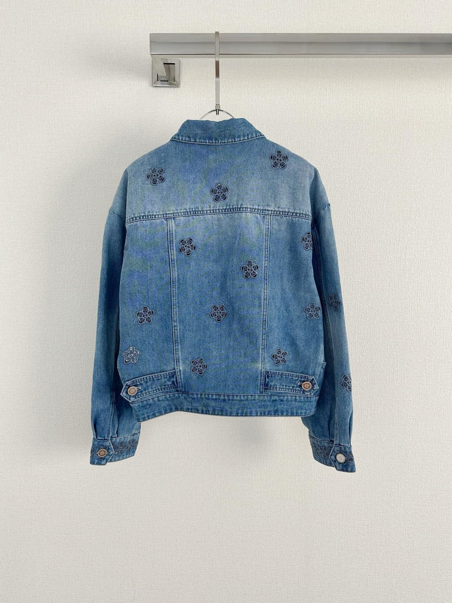 Veste en jean avec logo brodé Camélia