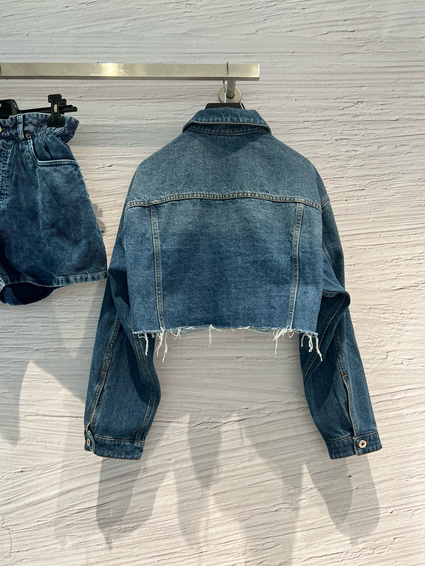Jeansjacke mit ungesäumten Kanten