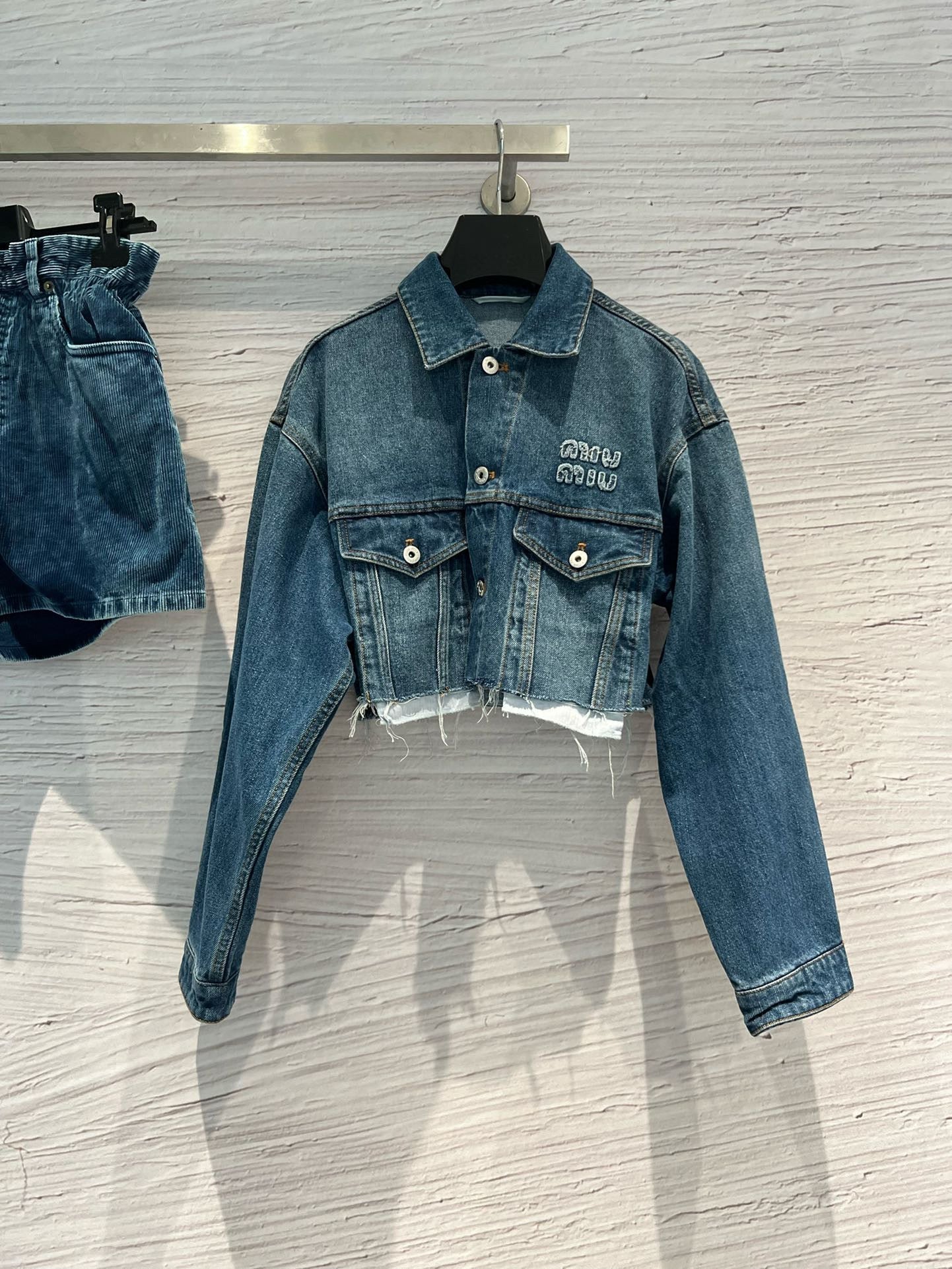 Jeansjacke mit ungesäumten Kanten