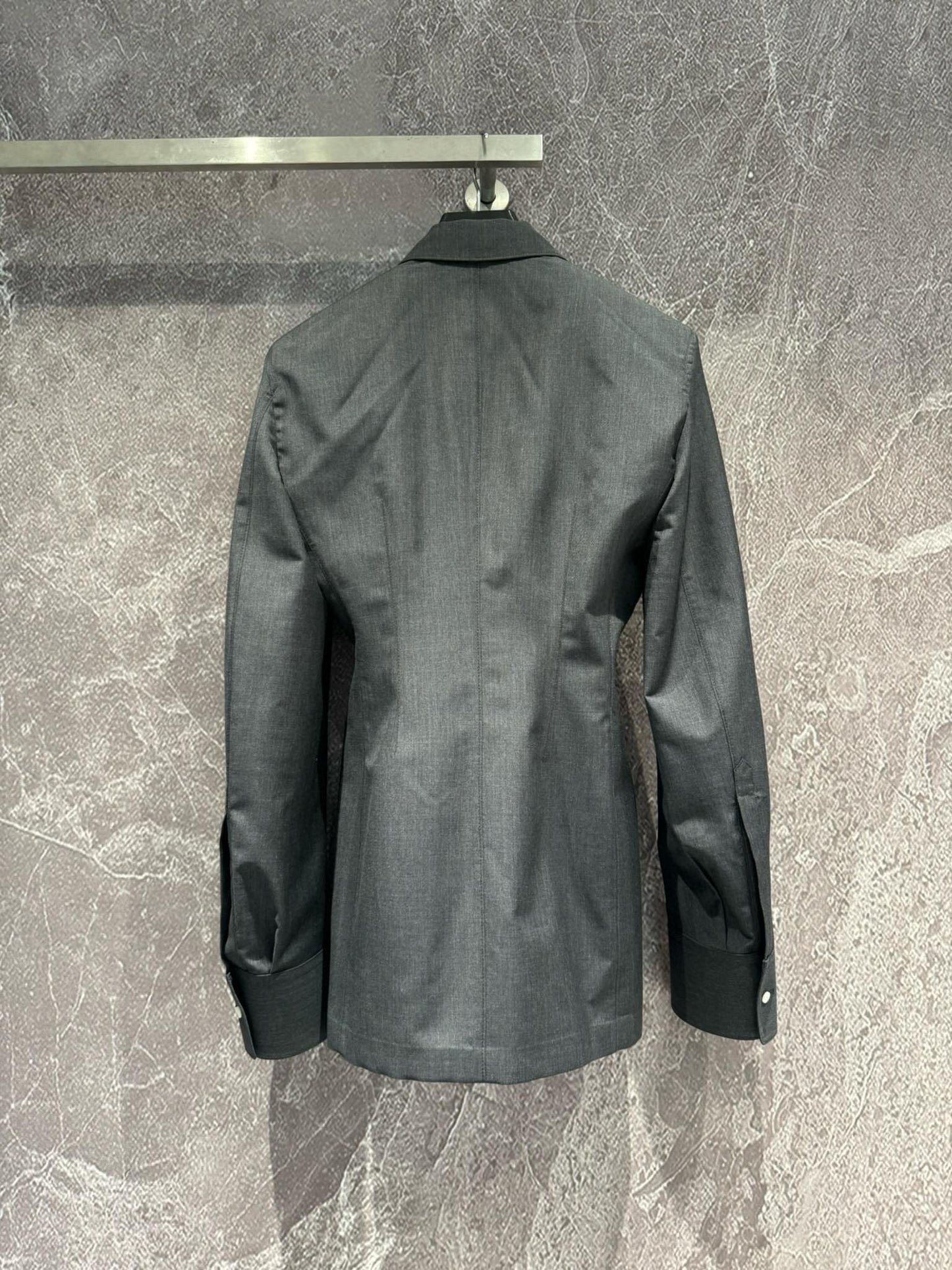 Hochwertiger grauer Kammgarnanzug