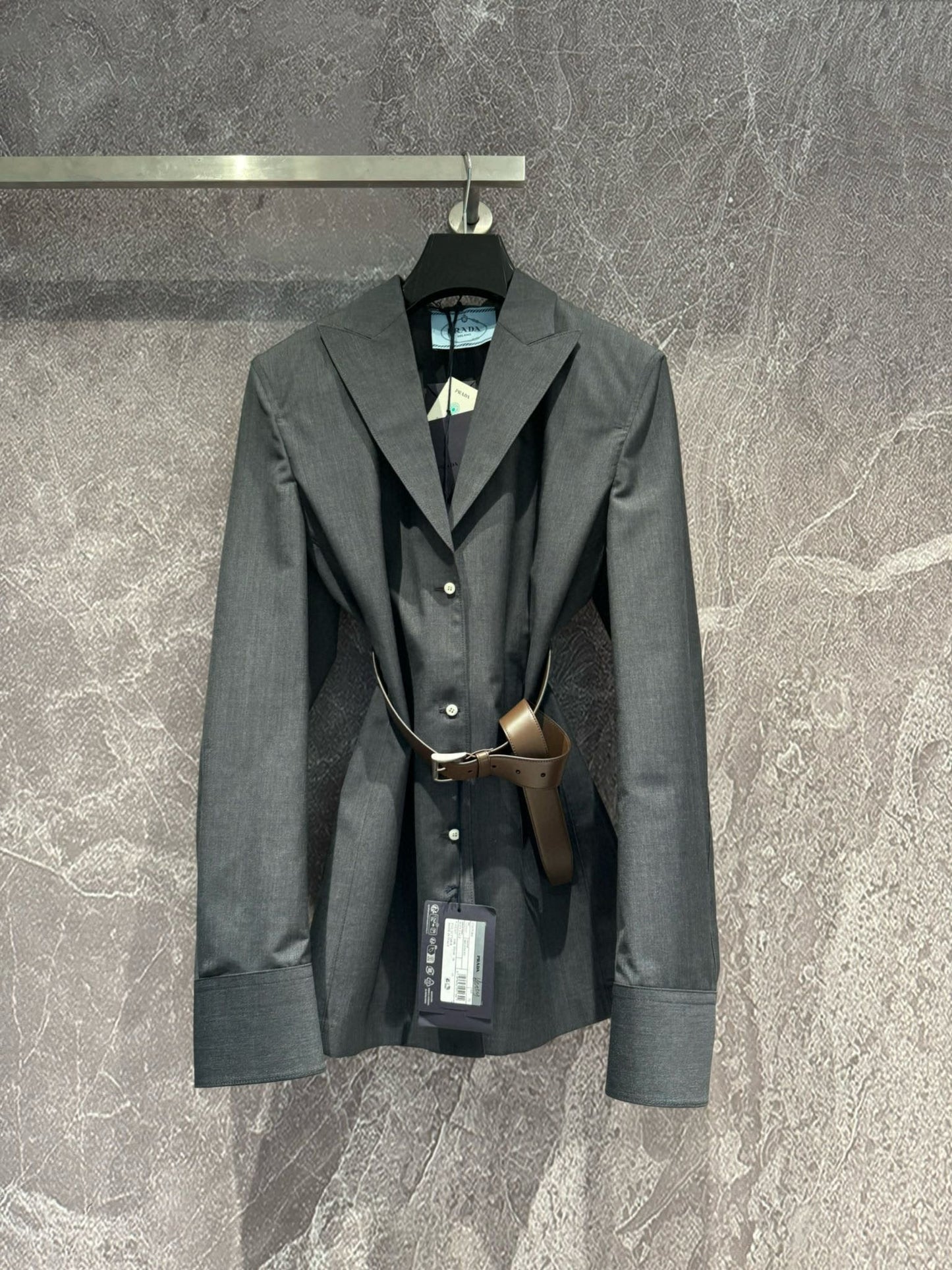 Hochwertiger grauer Kammgarnanzug