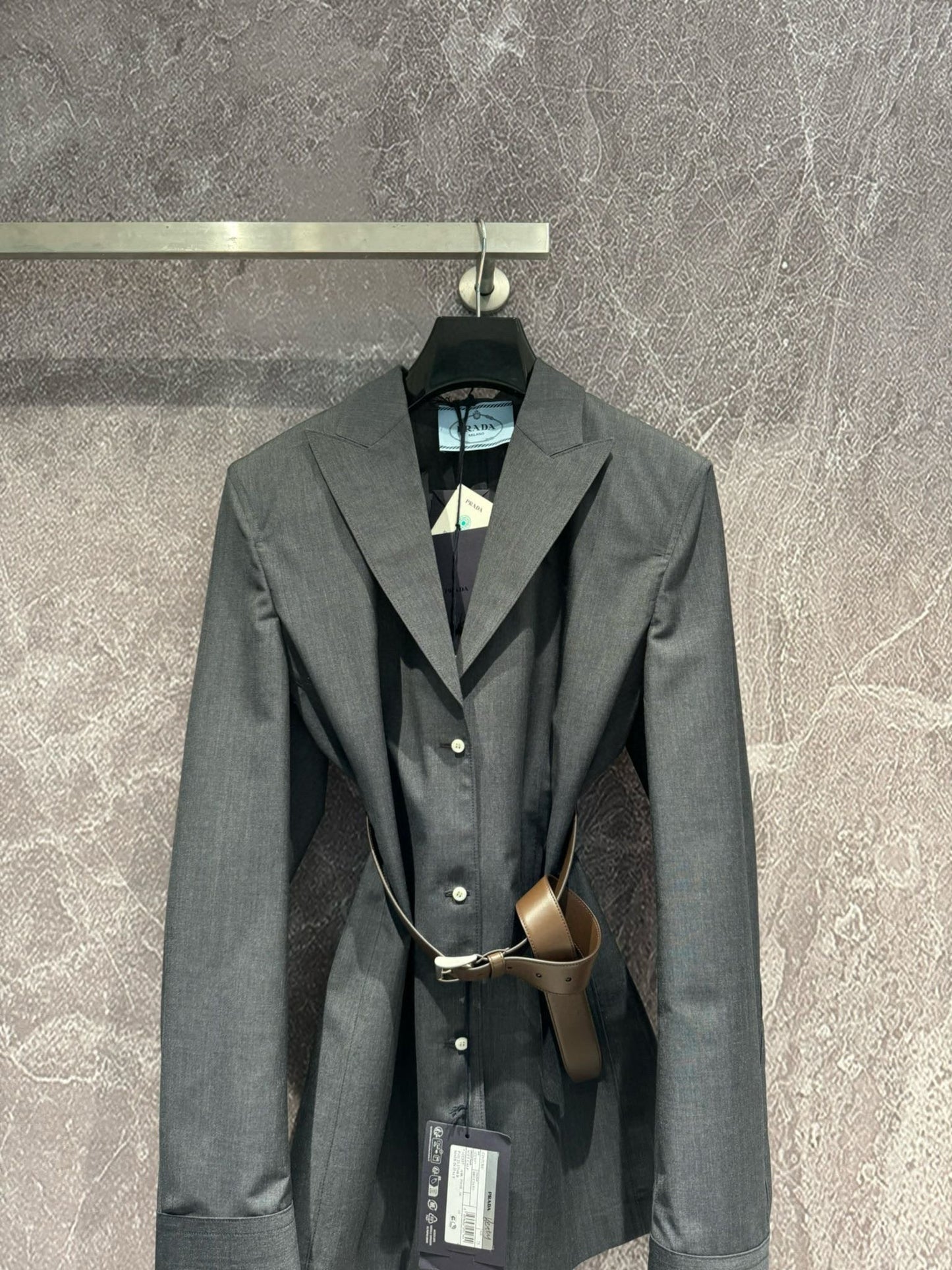 Hochwertiger grauer Kammgarnanzug