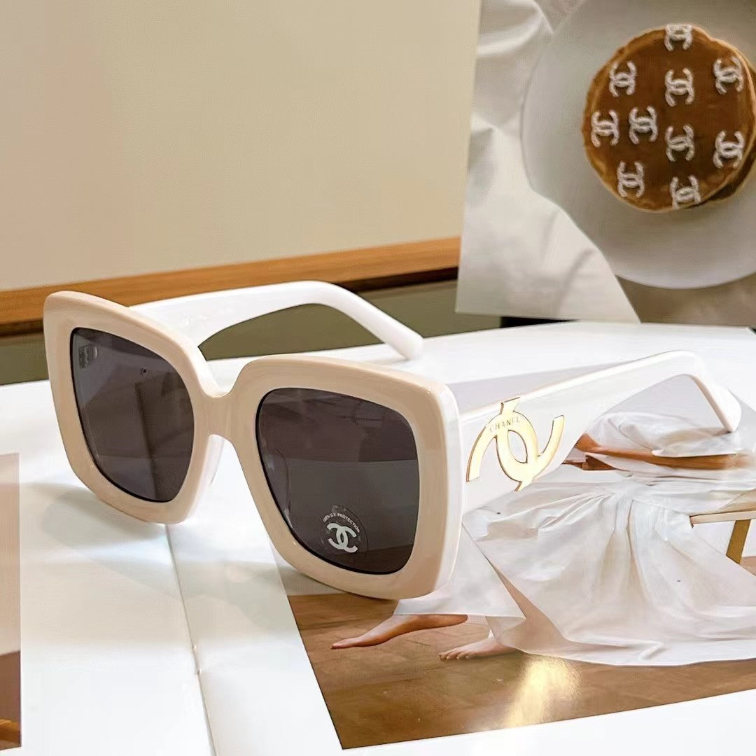 Neue Sonnenbrille im Retro-Stil mit großem Logo