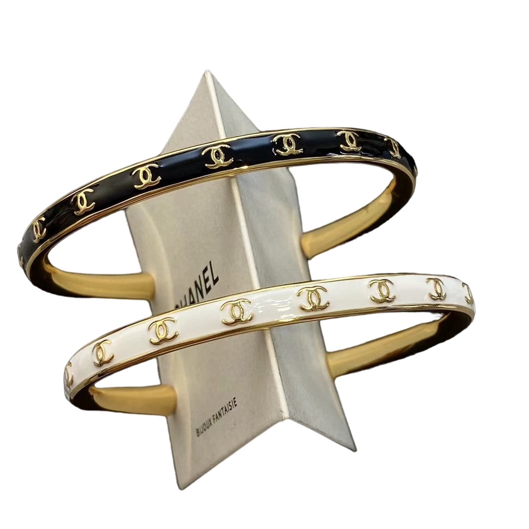 Neues dünnes Logo-Armband