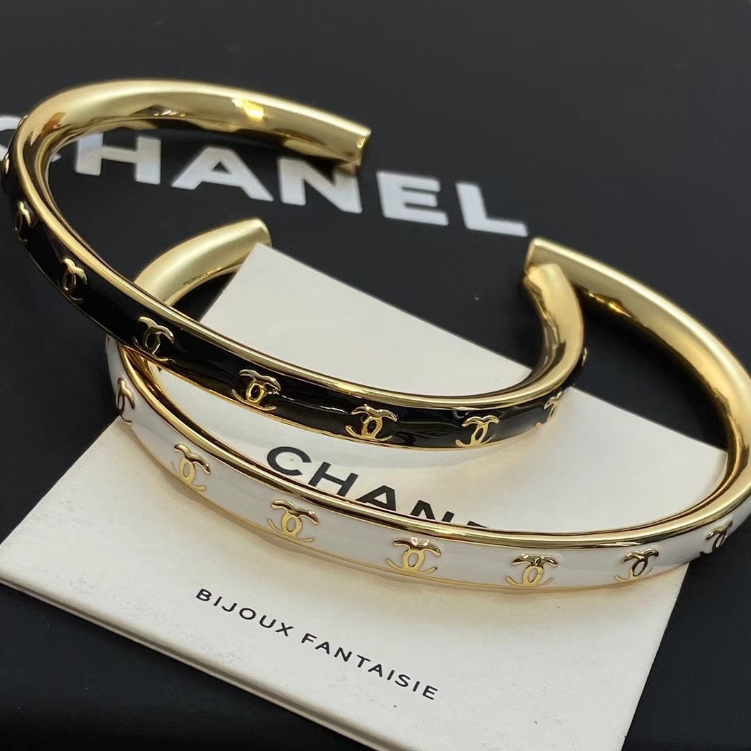 Neues dünnes Logo-Armband