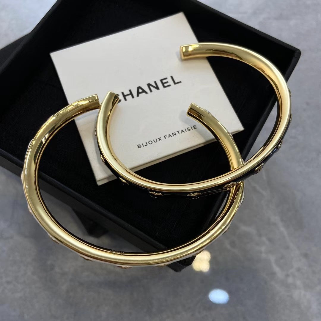 Neues dünnes Logo-Armband