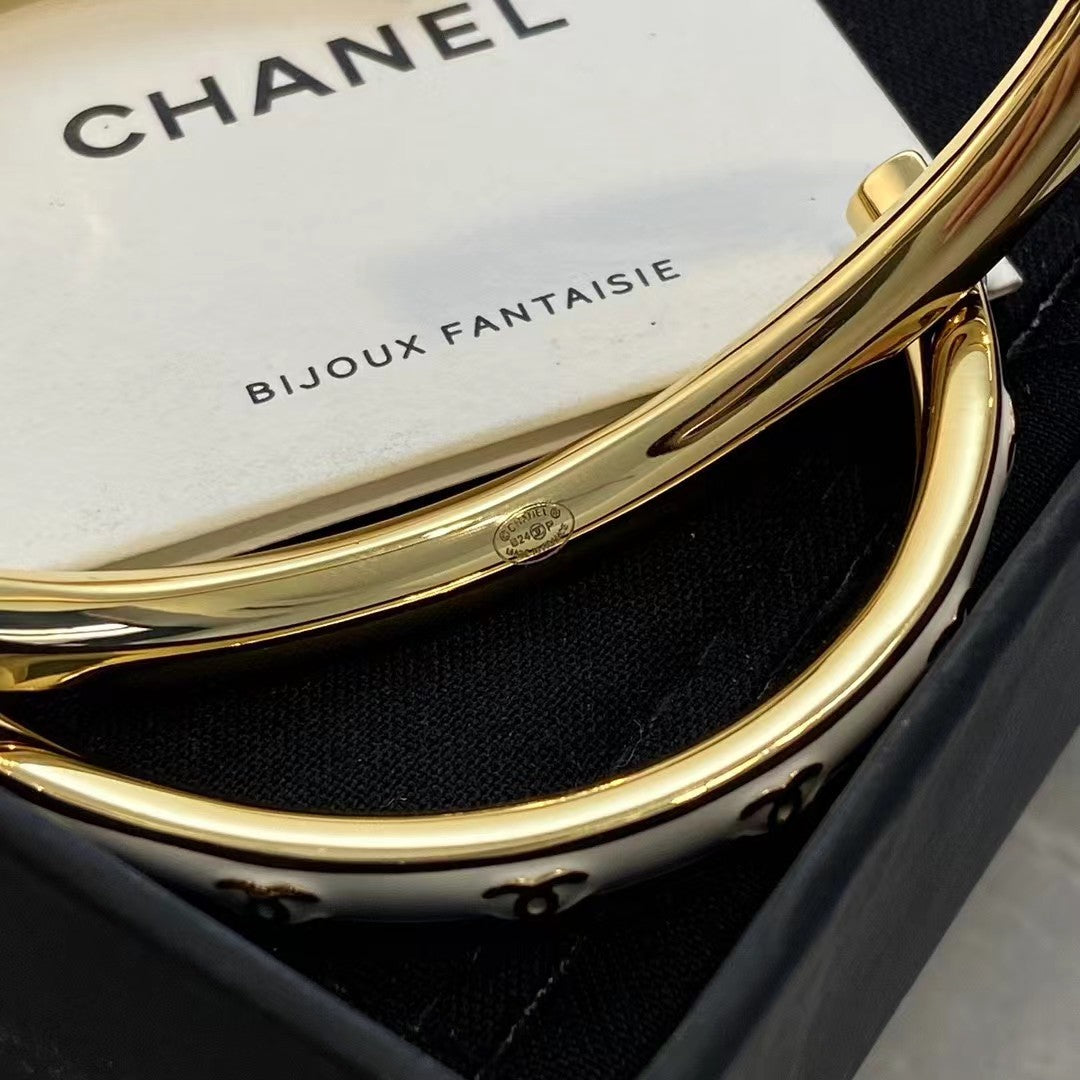 Neues dünnes Logo-Armband