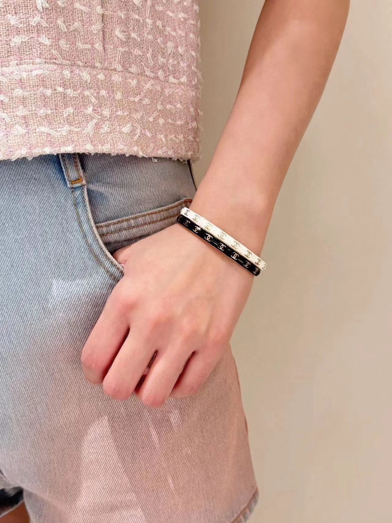 Neues dünnes Logo-Armband