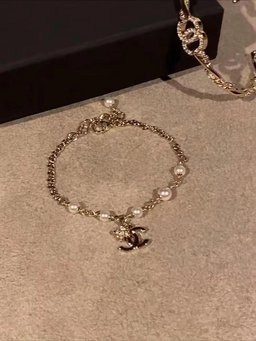 Neues Armband mit Perlen-Logoanhänger