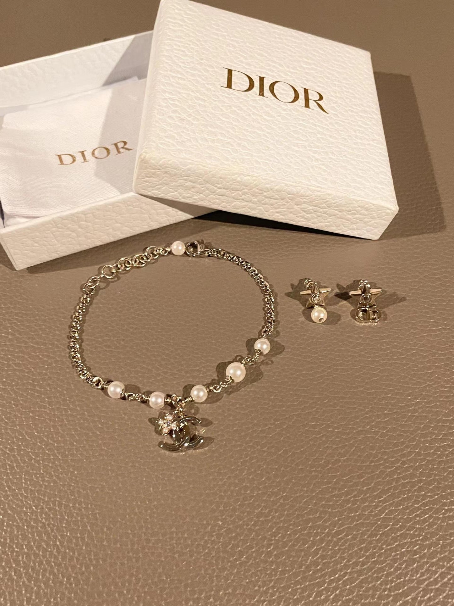 Neues Armband mit Perlen-Logoanhänger