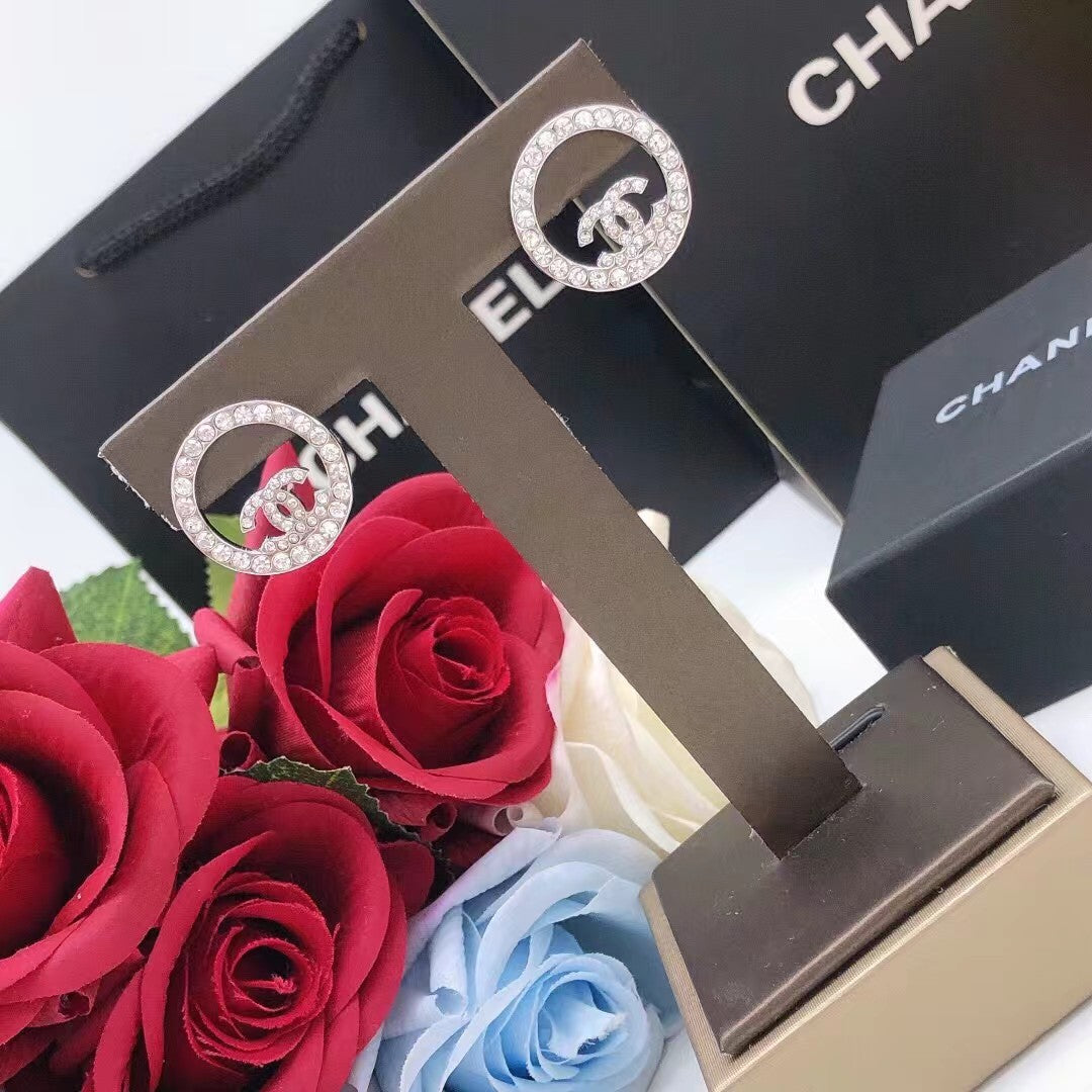 Neue heiße kleine Diamantohrringe