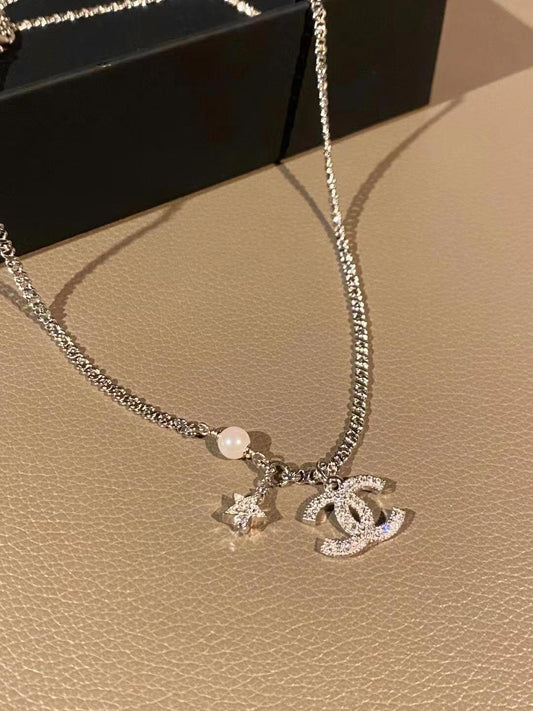 Nouveau collier en diamant avec étoile et logo