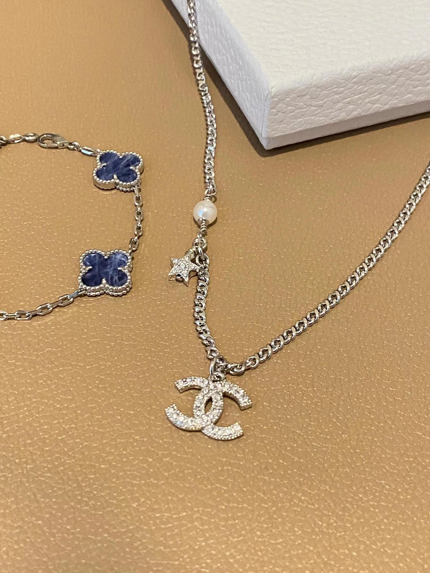 Neue Diamantkette mit Stern und Logo