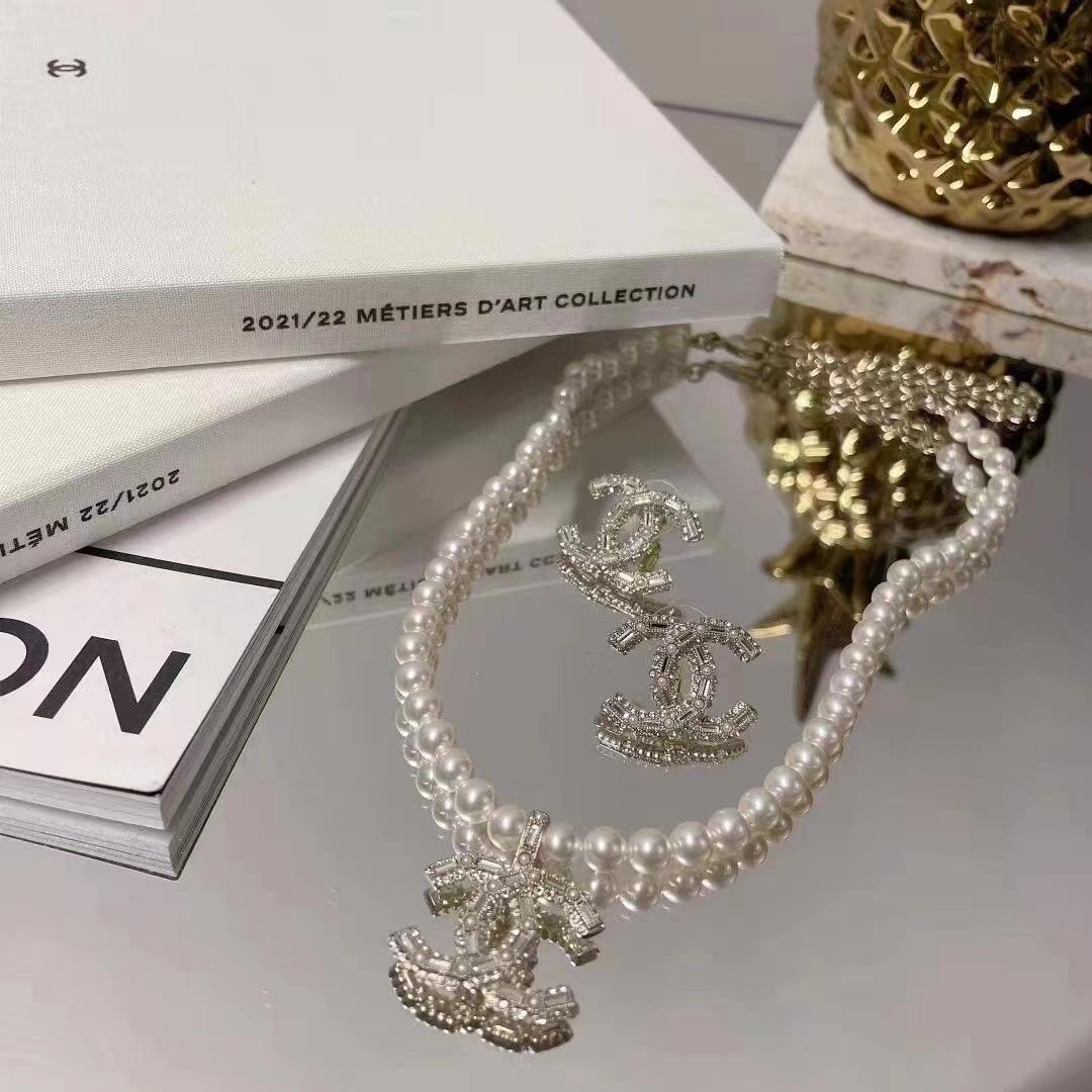 Neue Logo-Halskette mit Perlen und Diamanten