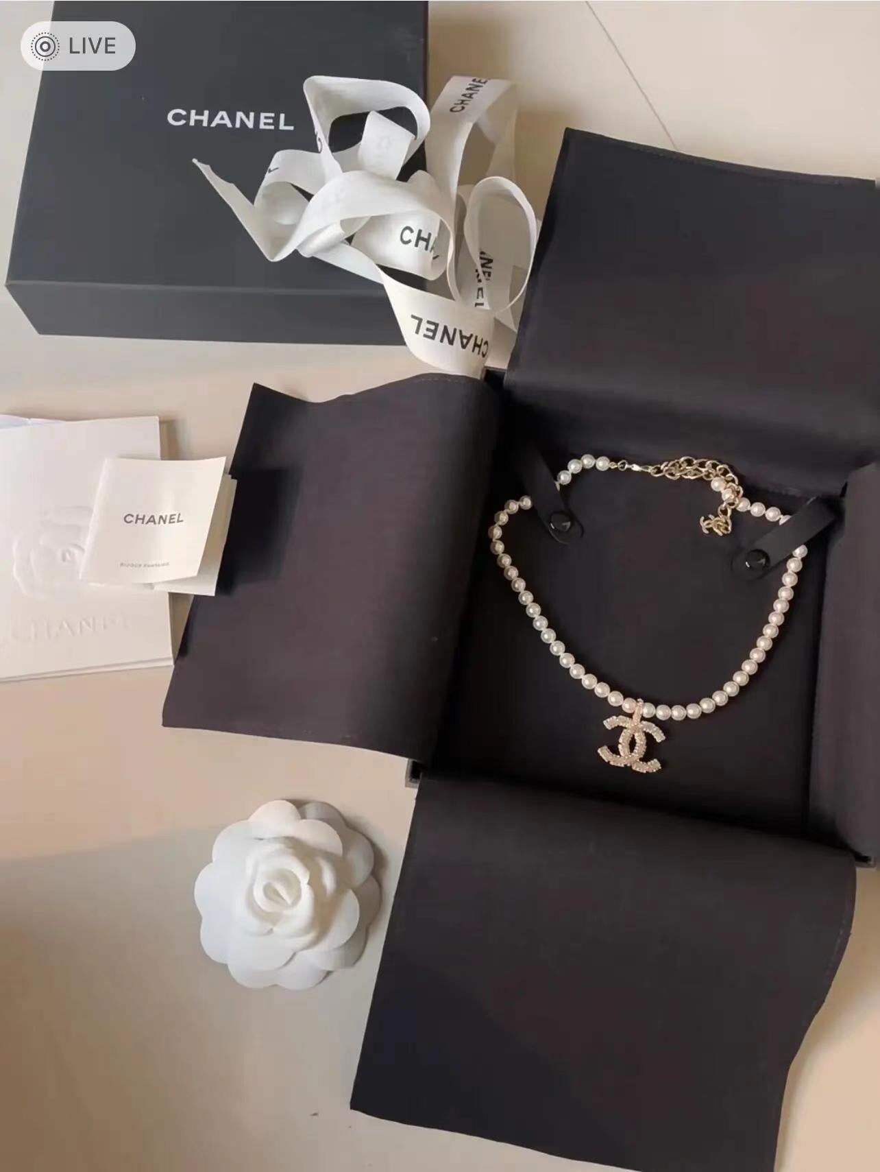 Neue Logo-Halskette mit Perlen und Diamanten