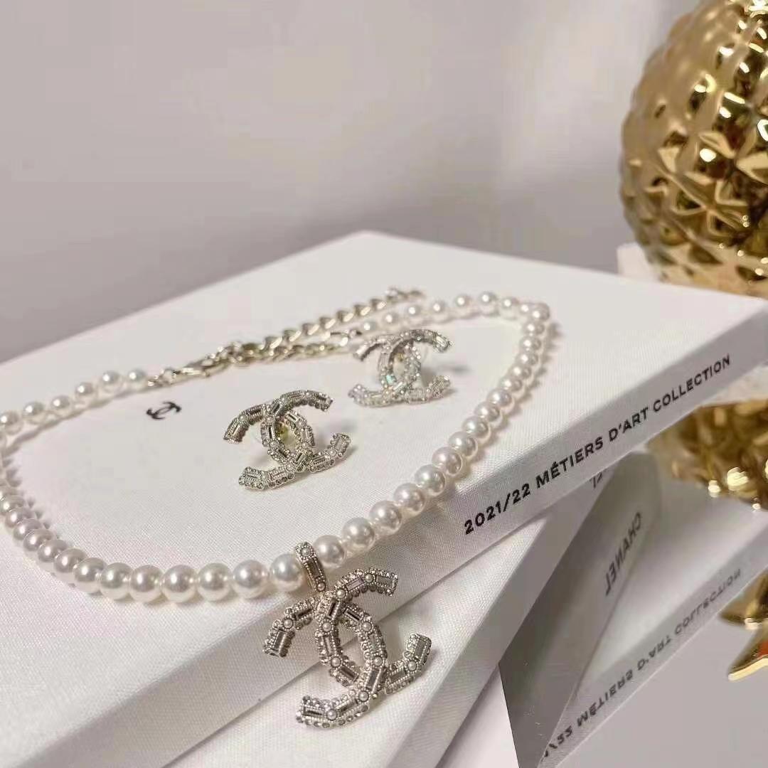 Neue Logo-Halskette mit Perlen und Diamanten