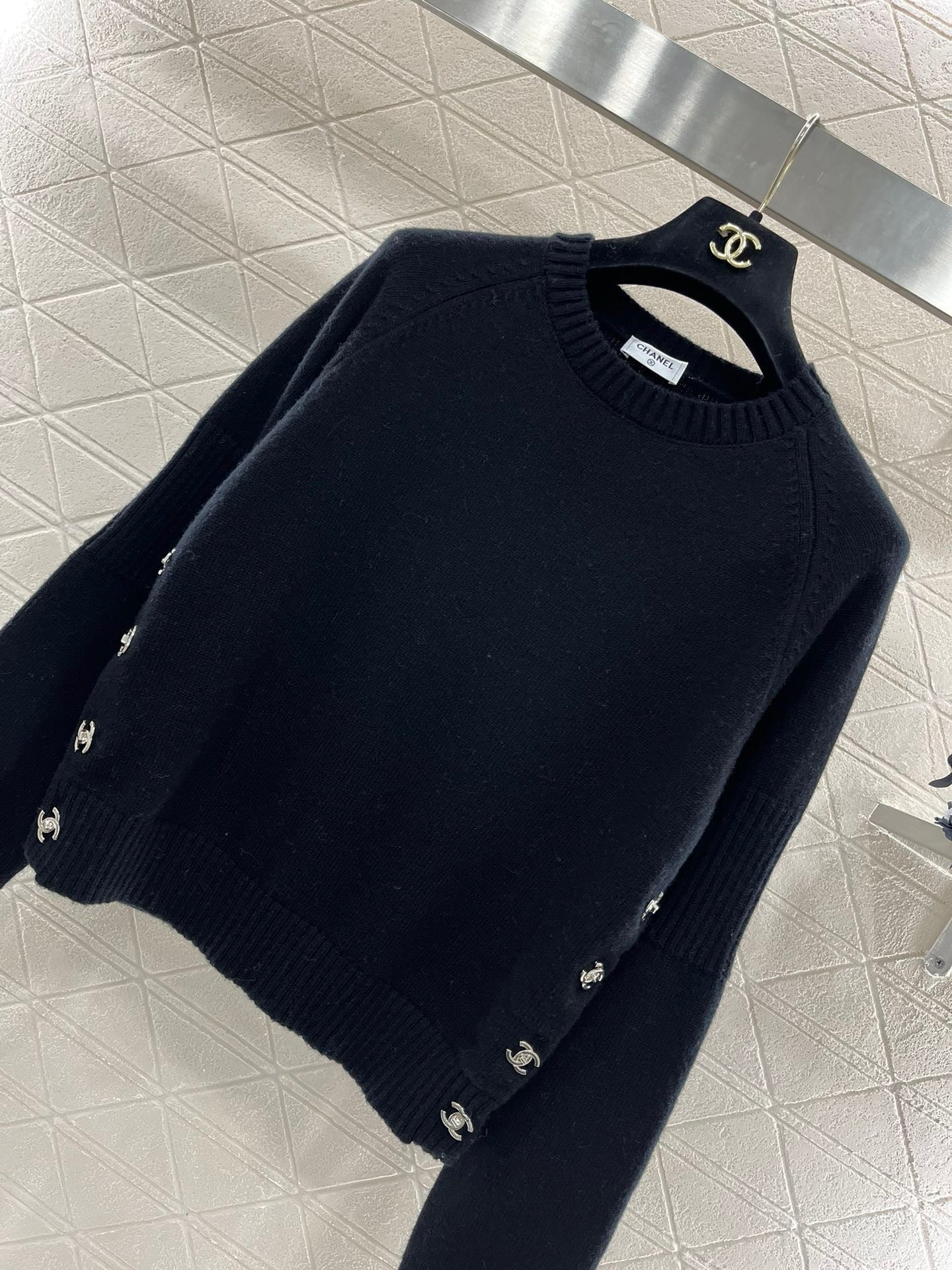 Pullover im schlichten Stil