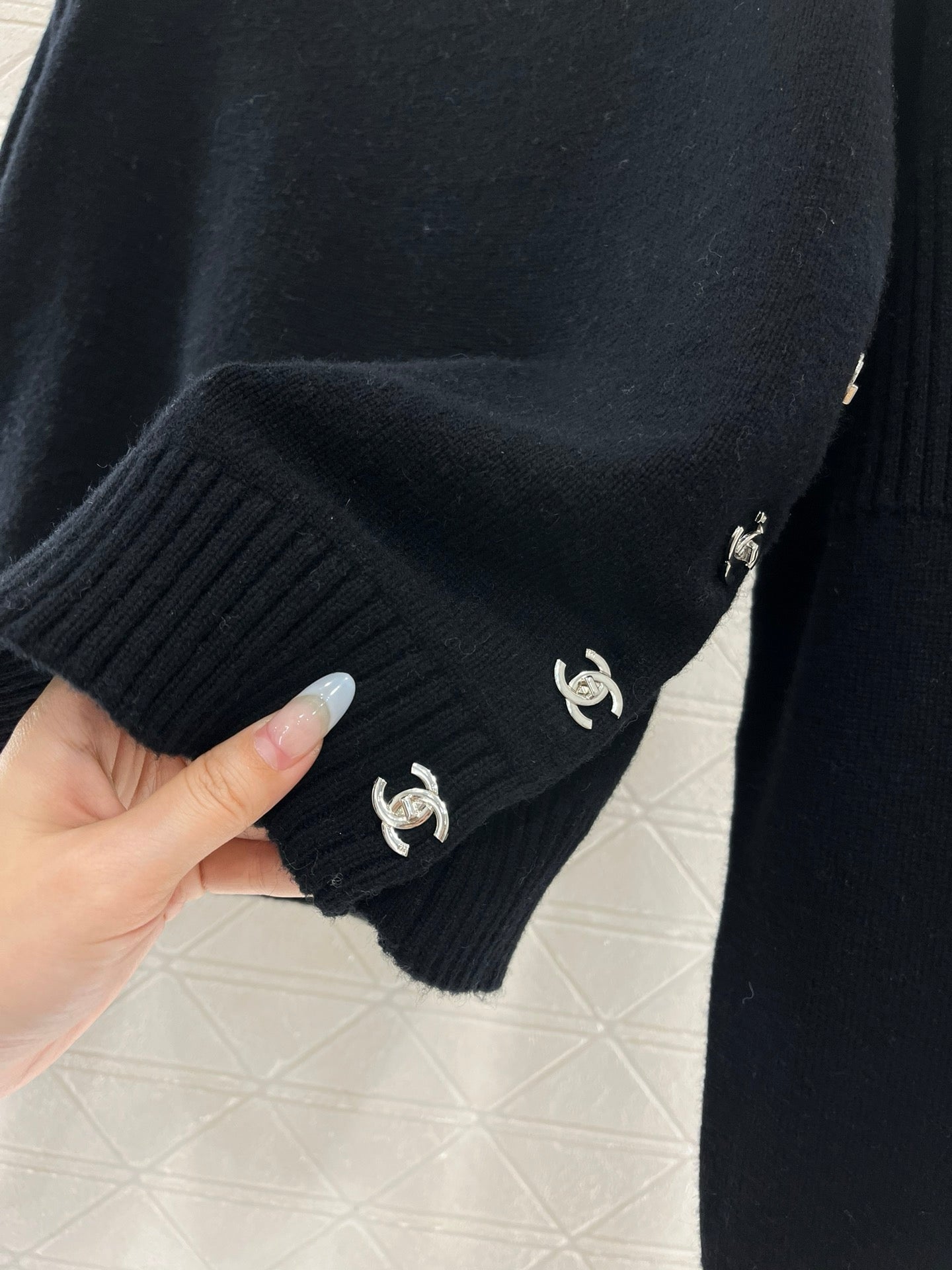 Pullover im schlichten Stil