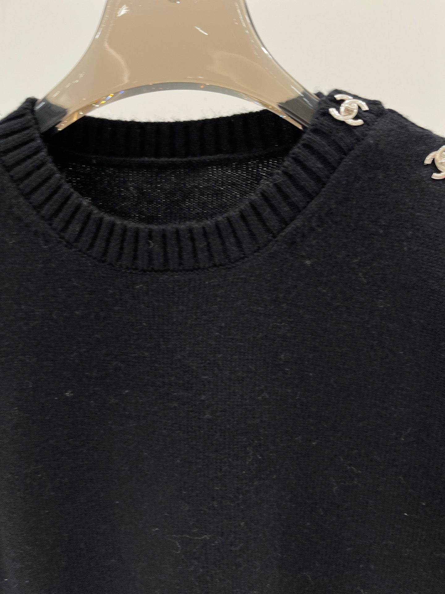 Pullover im schlichten Stil