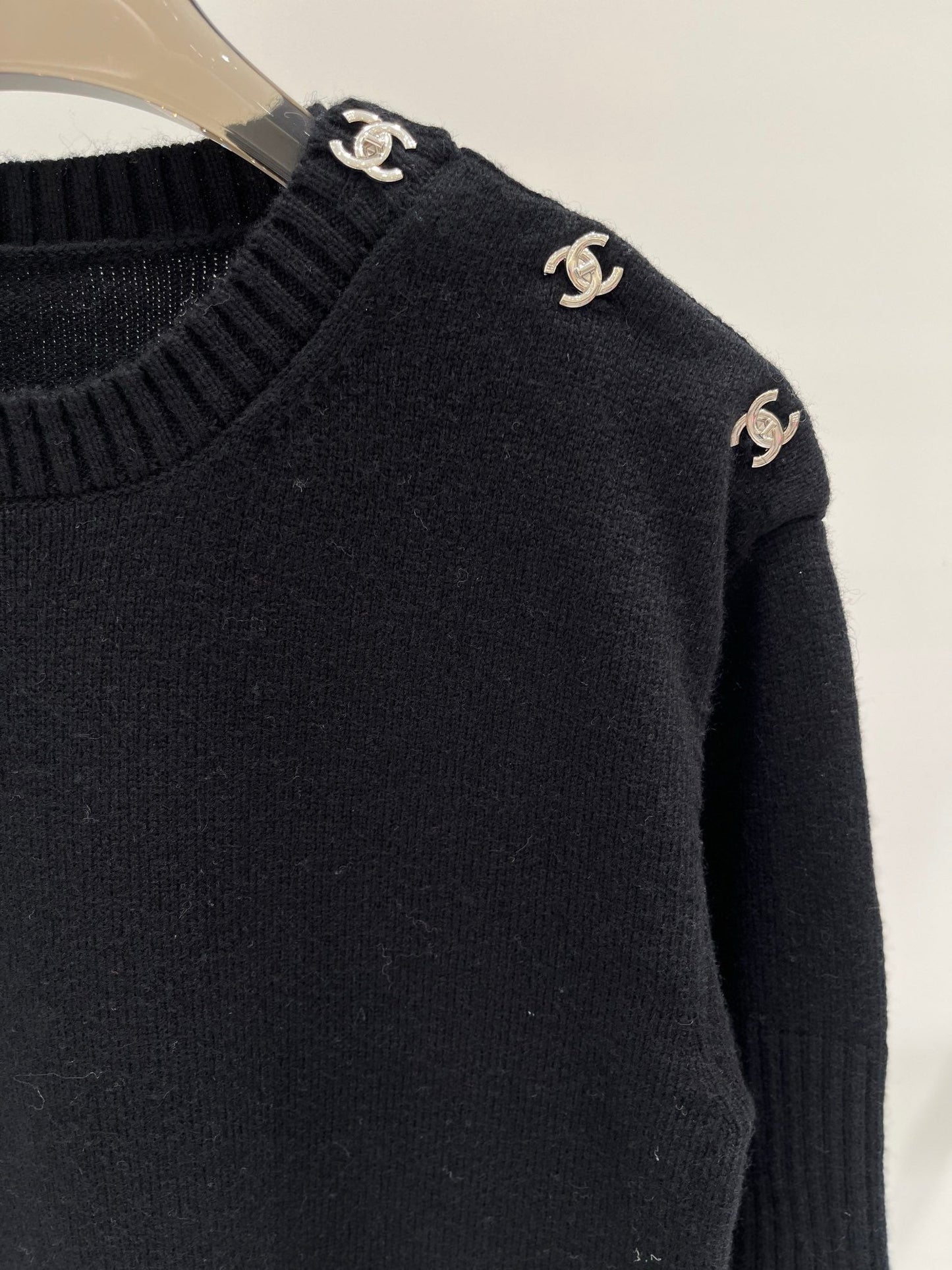 Pullover im schlichten Stil