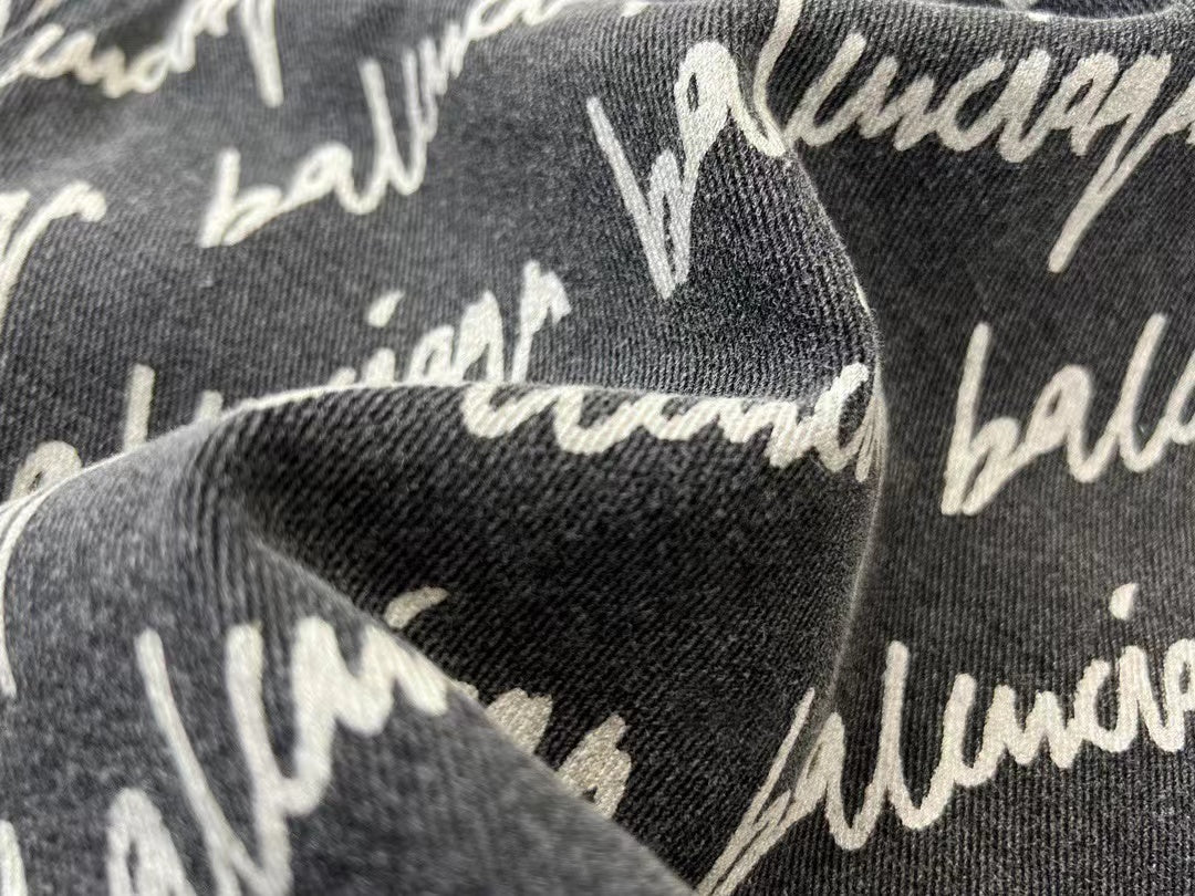 Robuste, gewaschene Jeansjacke mit Allover-Logodruck