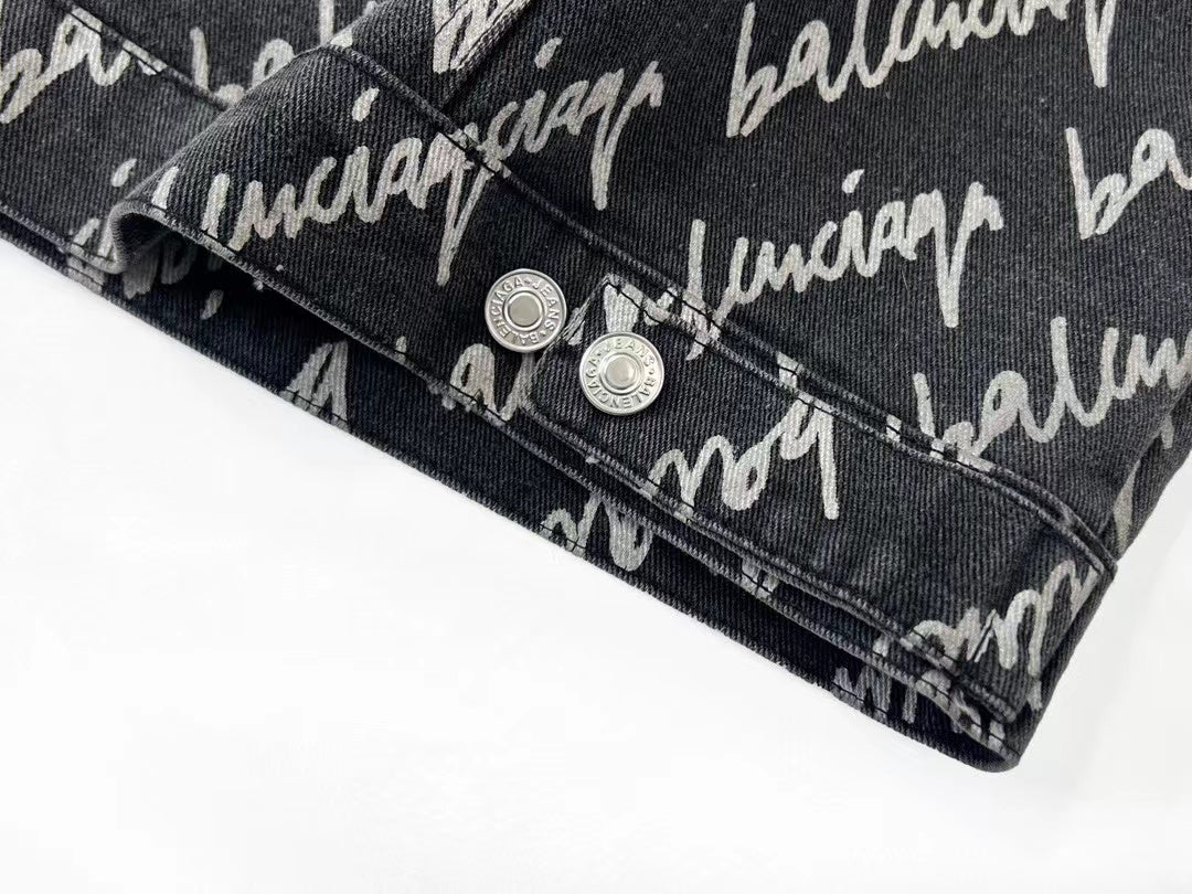 Robuste, gewaschene Jeansjacke mit Allover-Logodruck