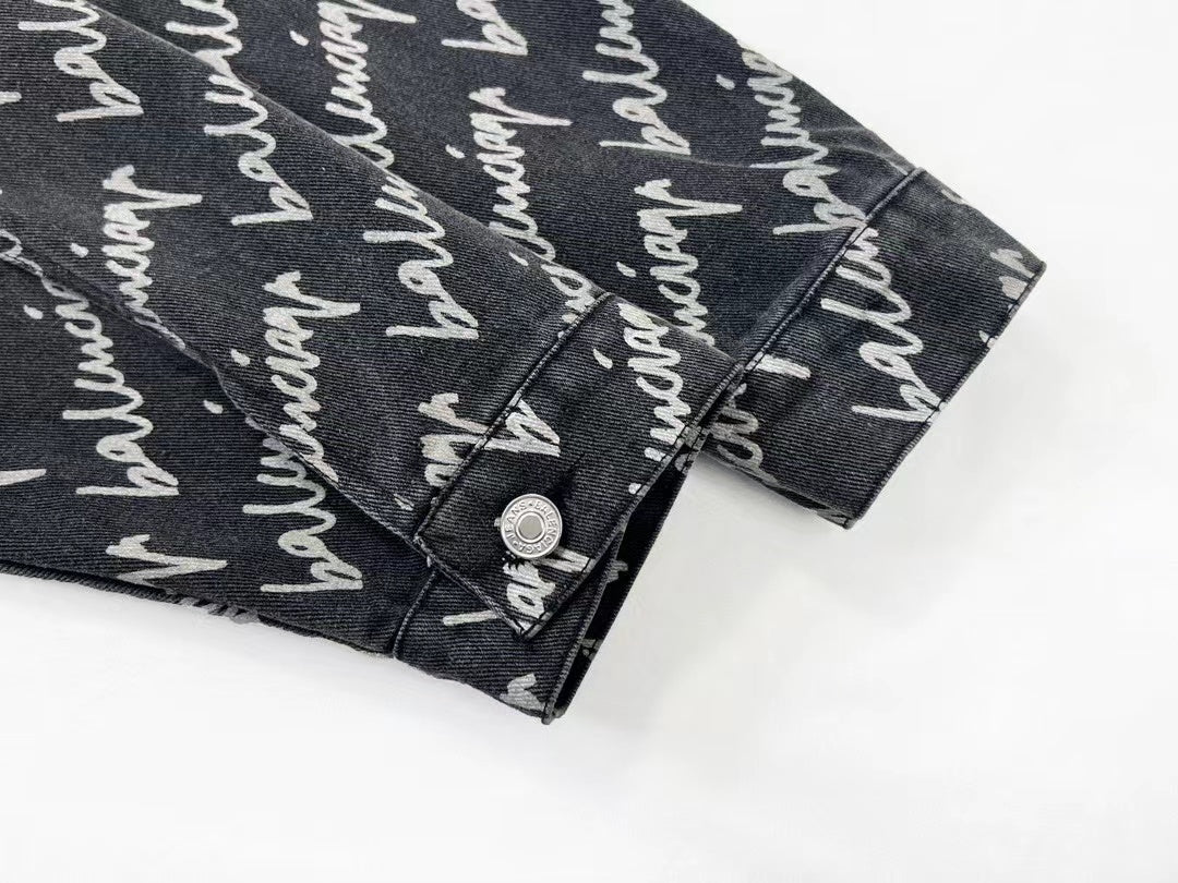 Robuste, gewaschene Jeansjacke mit Allover-Logodruck