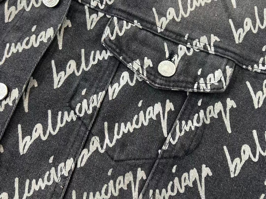 Robuste, gewaschene Jeansjacke mit Allover-Logodruck