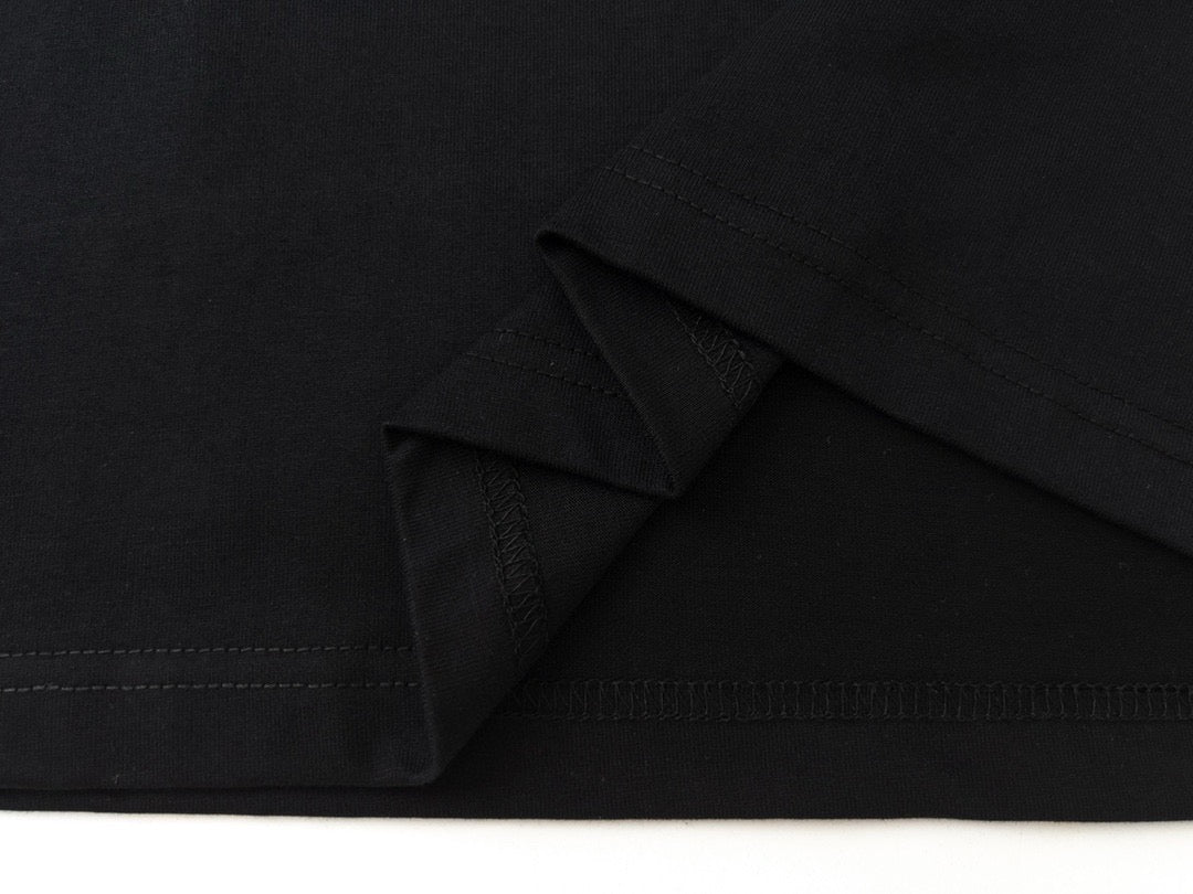 Kurze Ärmel mit verschwommenem Buchstabendruck 