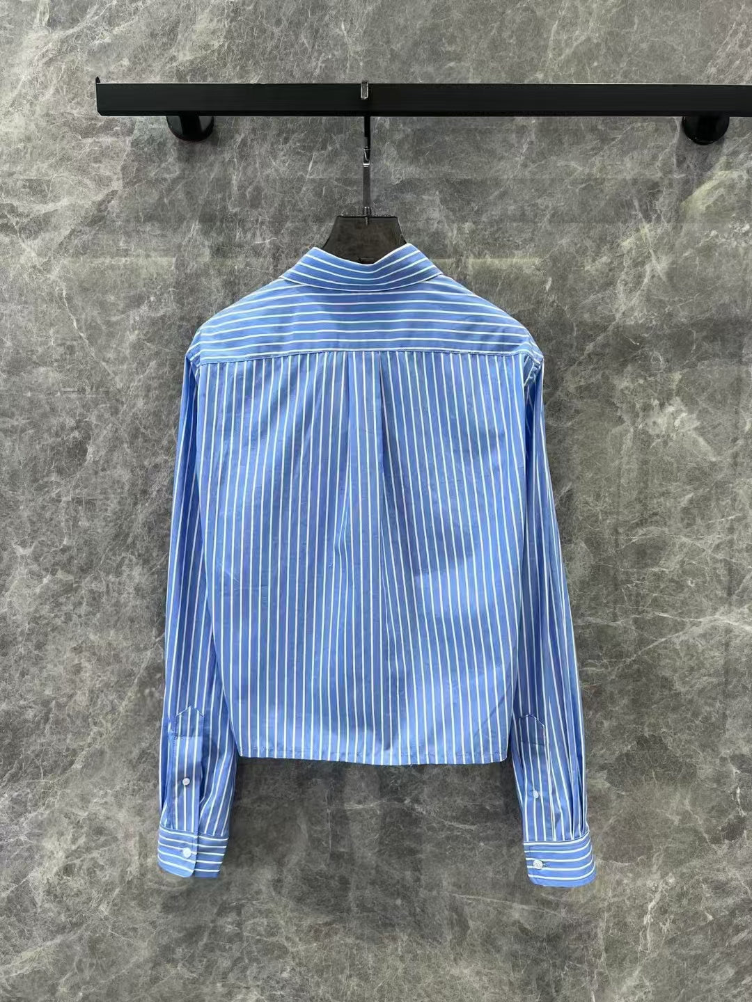 Neues gestreiftes Logo-Shirt