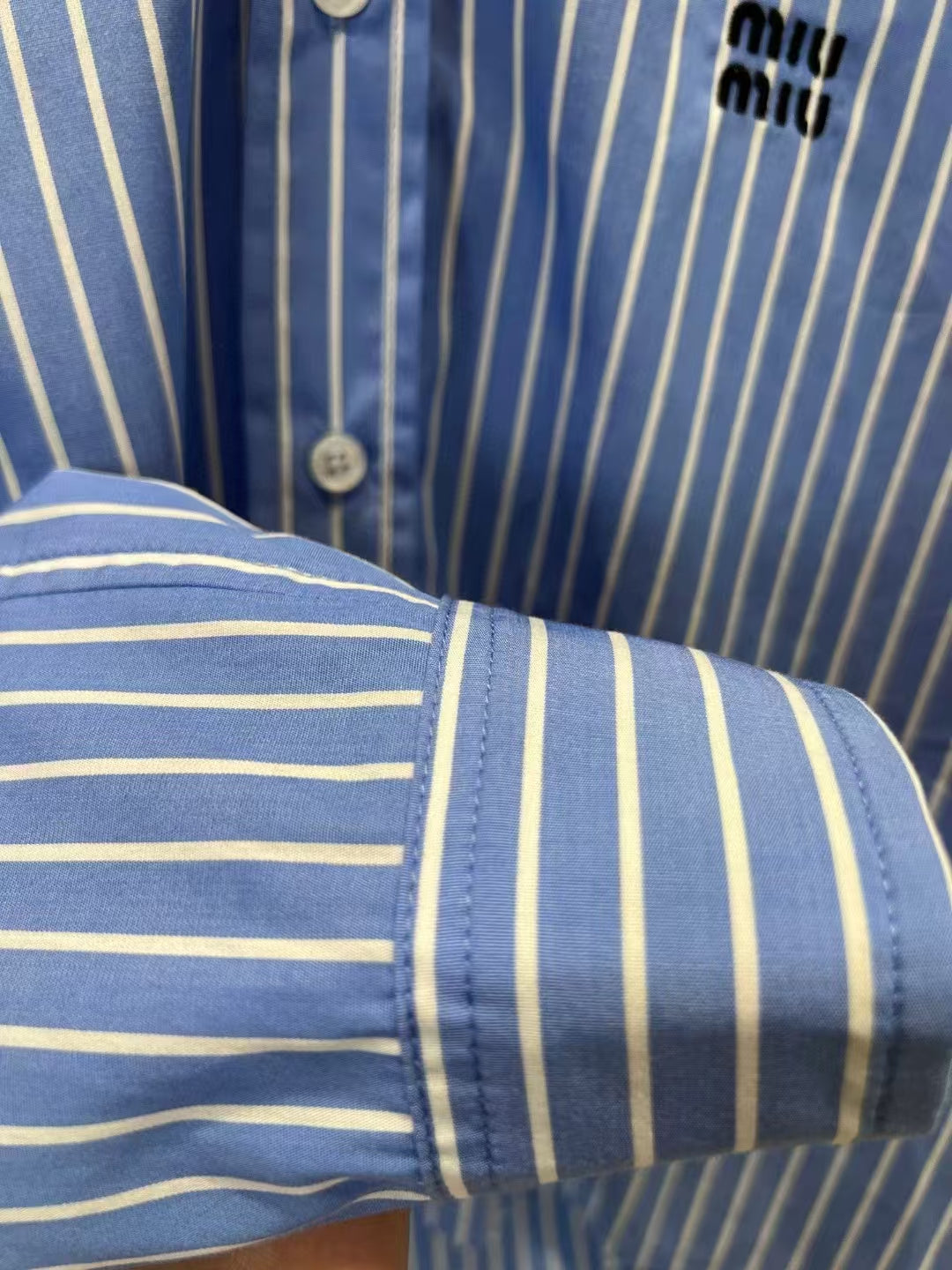 Neues gestreiftes Logo-Shirt