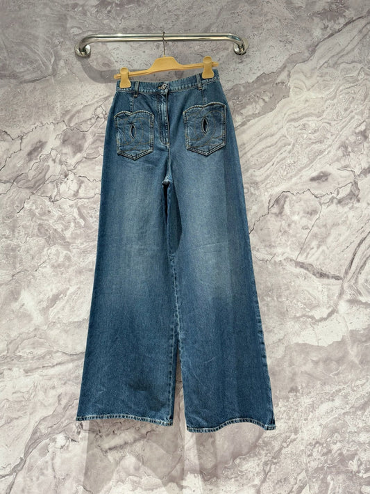 Neue Jeans mit Logo-Tasche