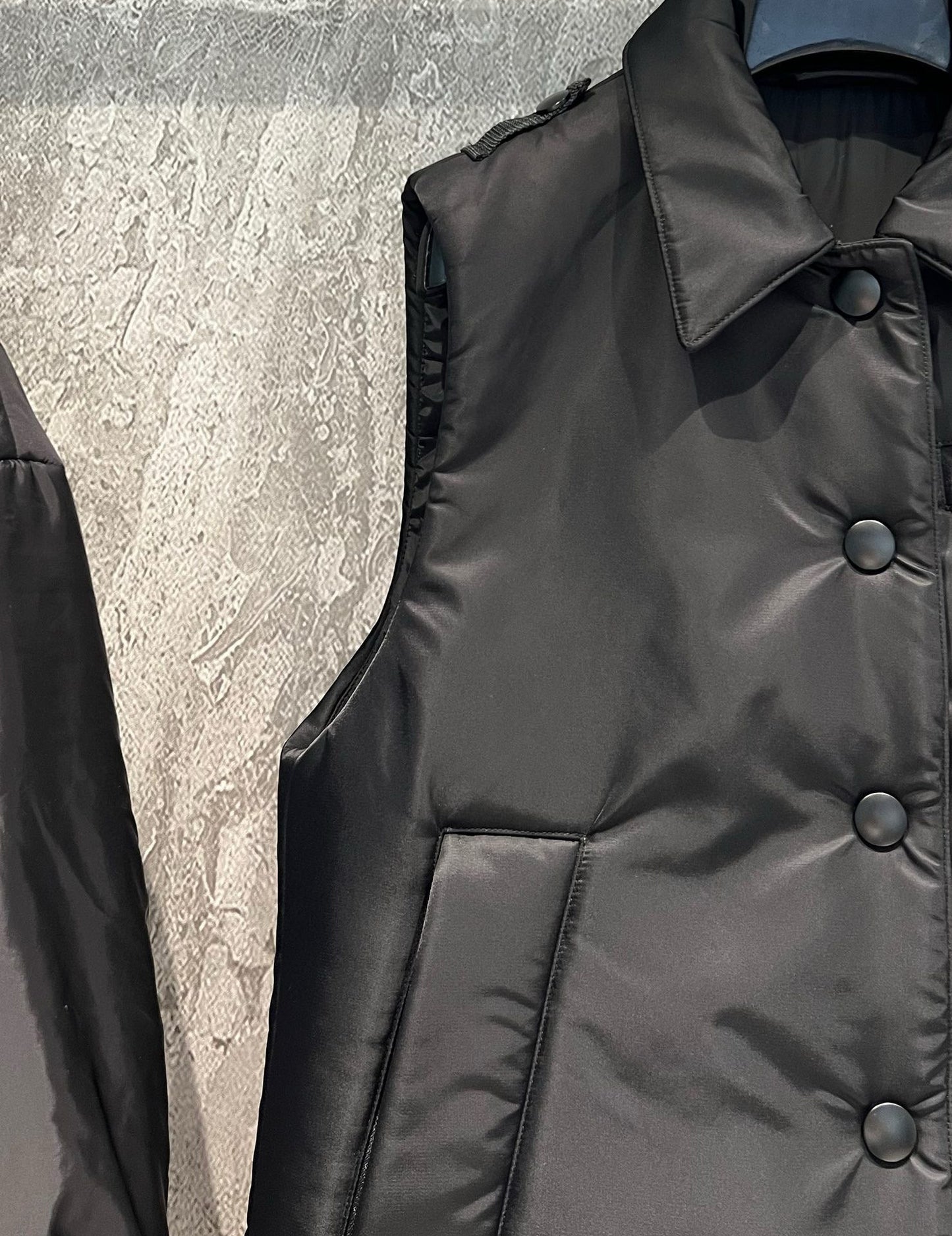 Neue Daunenweste mit Dreieckslogo