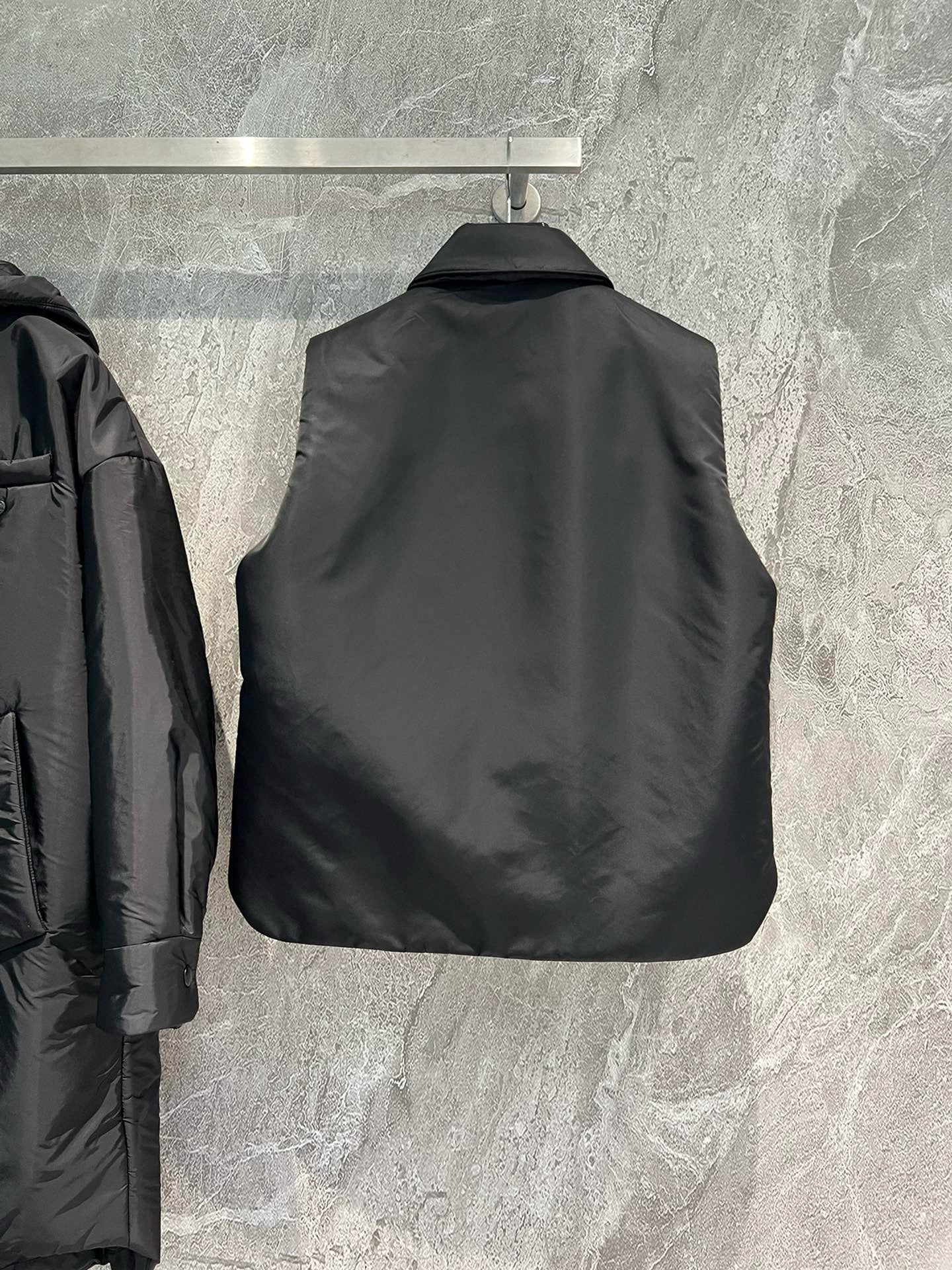 Neue Daunenweste mit Dreieckslogo