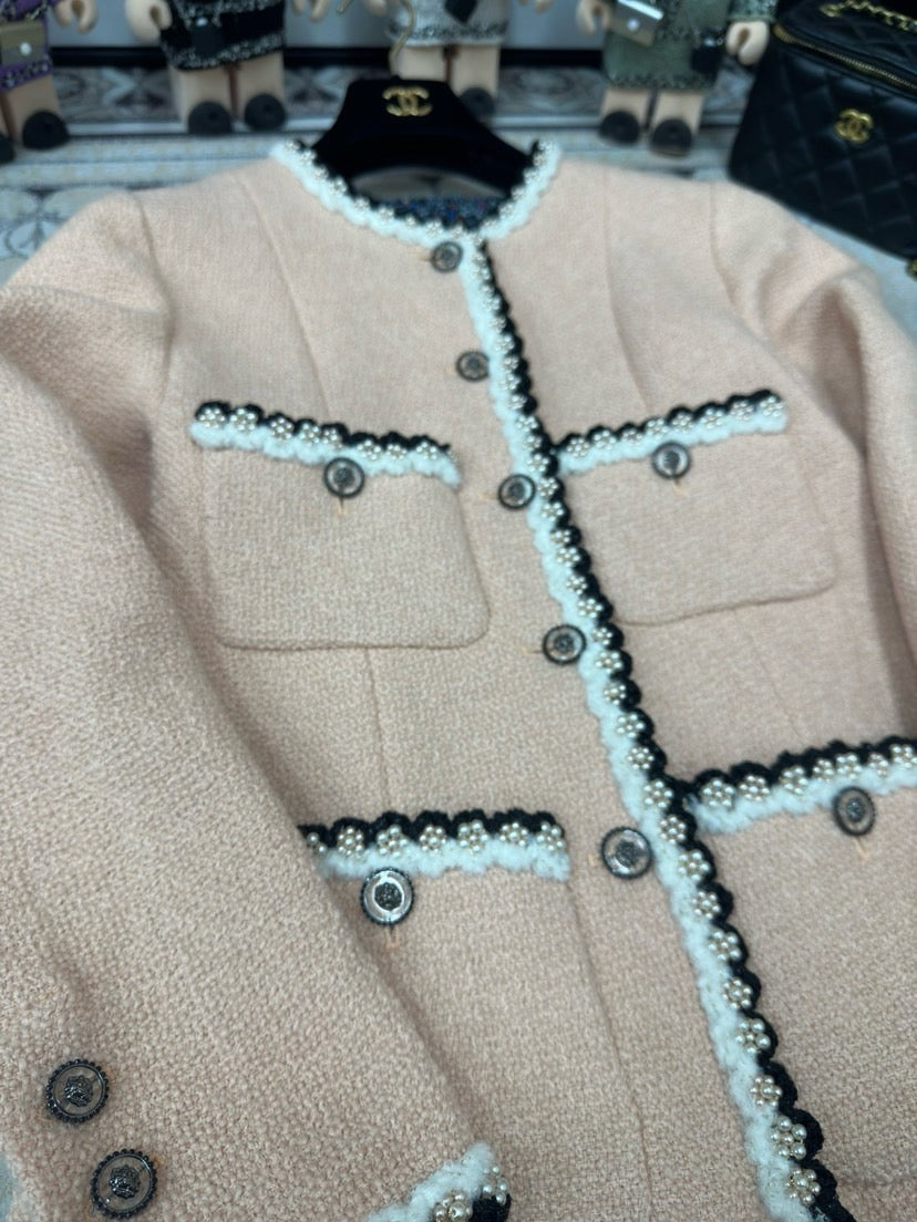 Schwere Tweedjacke mit Perlenblumen