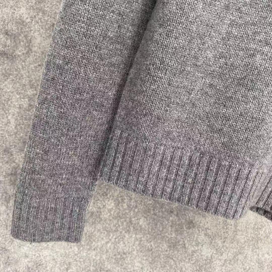 Neuer Strickpullover mit Buchstaben und langen Ärmeln