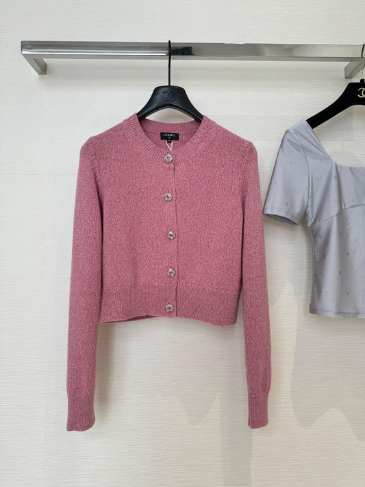 Strickjacke mit Schmuckknöpfen