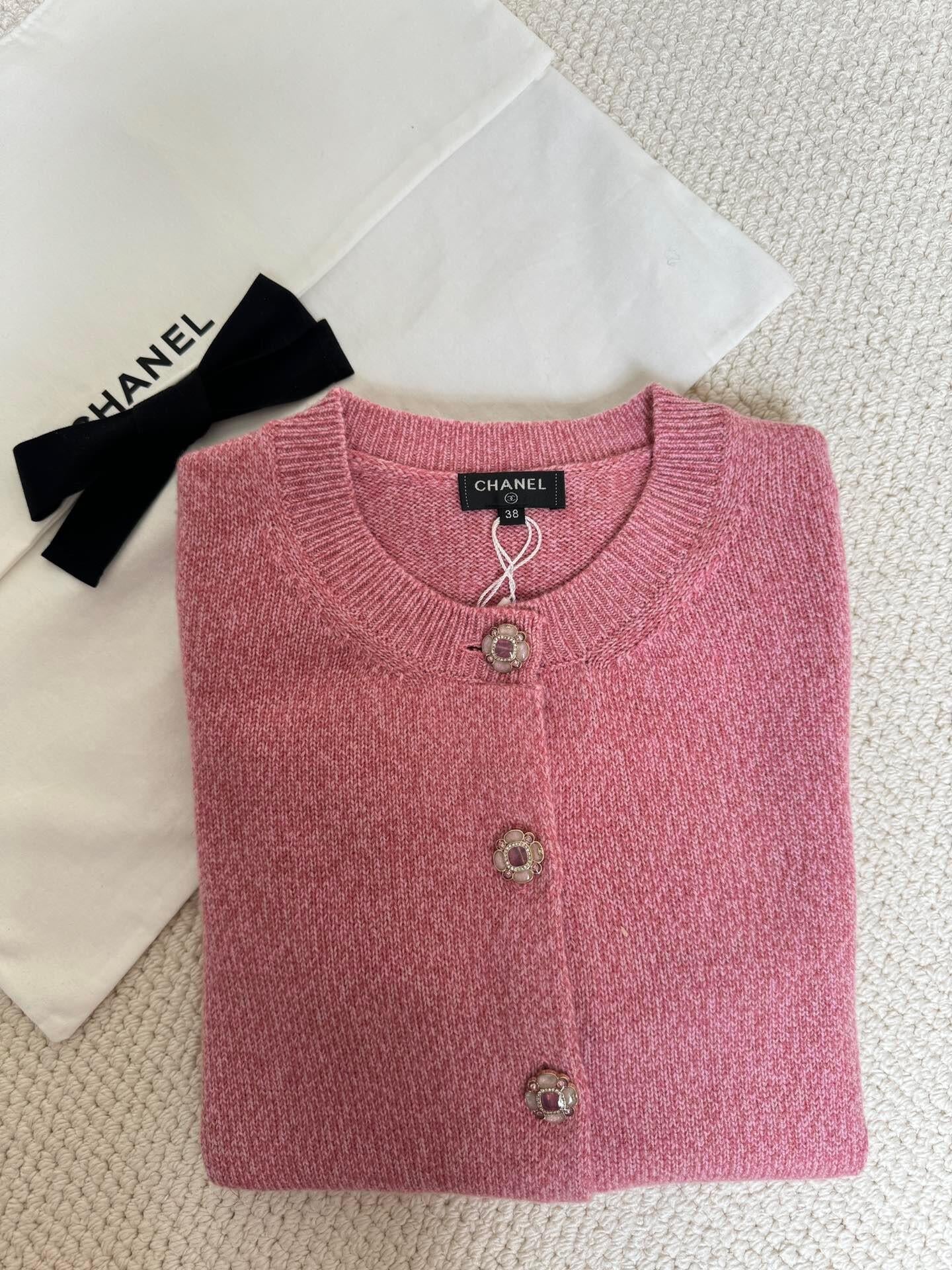 Strickjacke mit Schmuckknöpfen