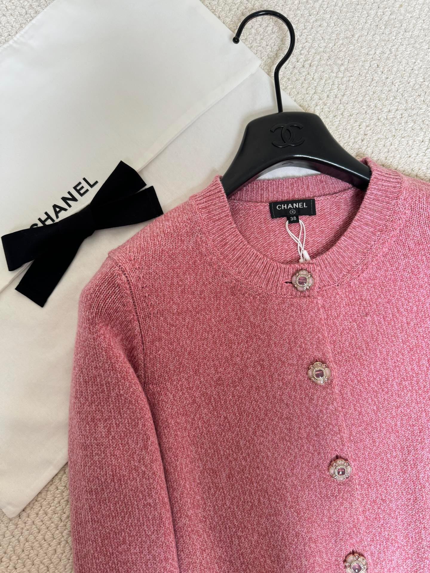 Strickjacke mit Schmuckknöpfen