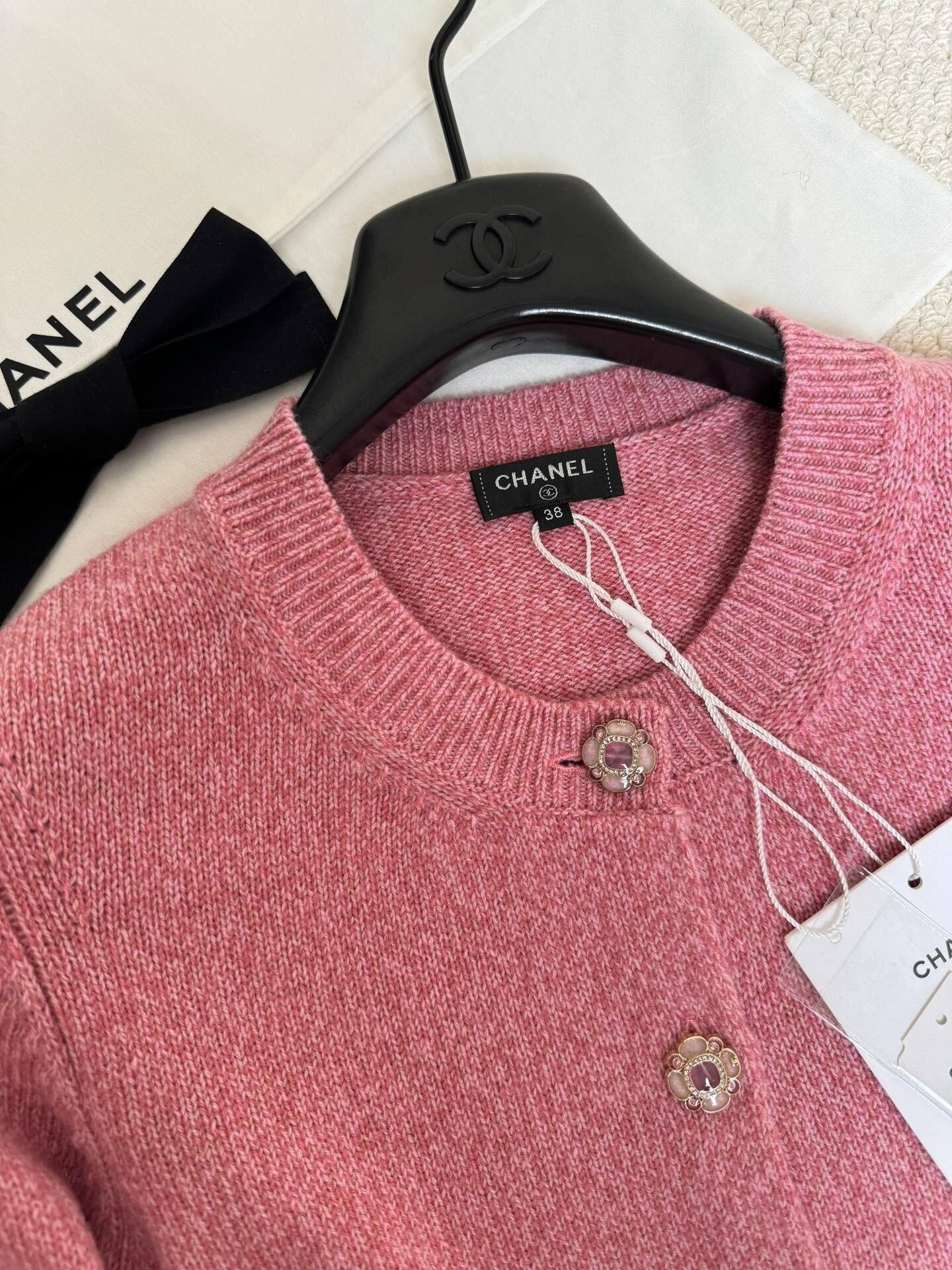 Strickjacke mit Schmuckknöpfen